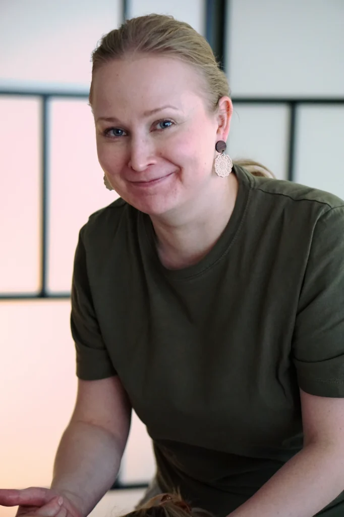 Jonna Metsäkylän muotokuva työn äärellä hoitohuoneessa