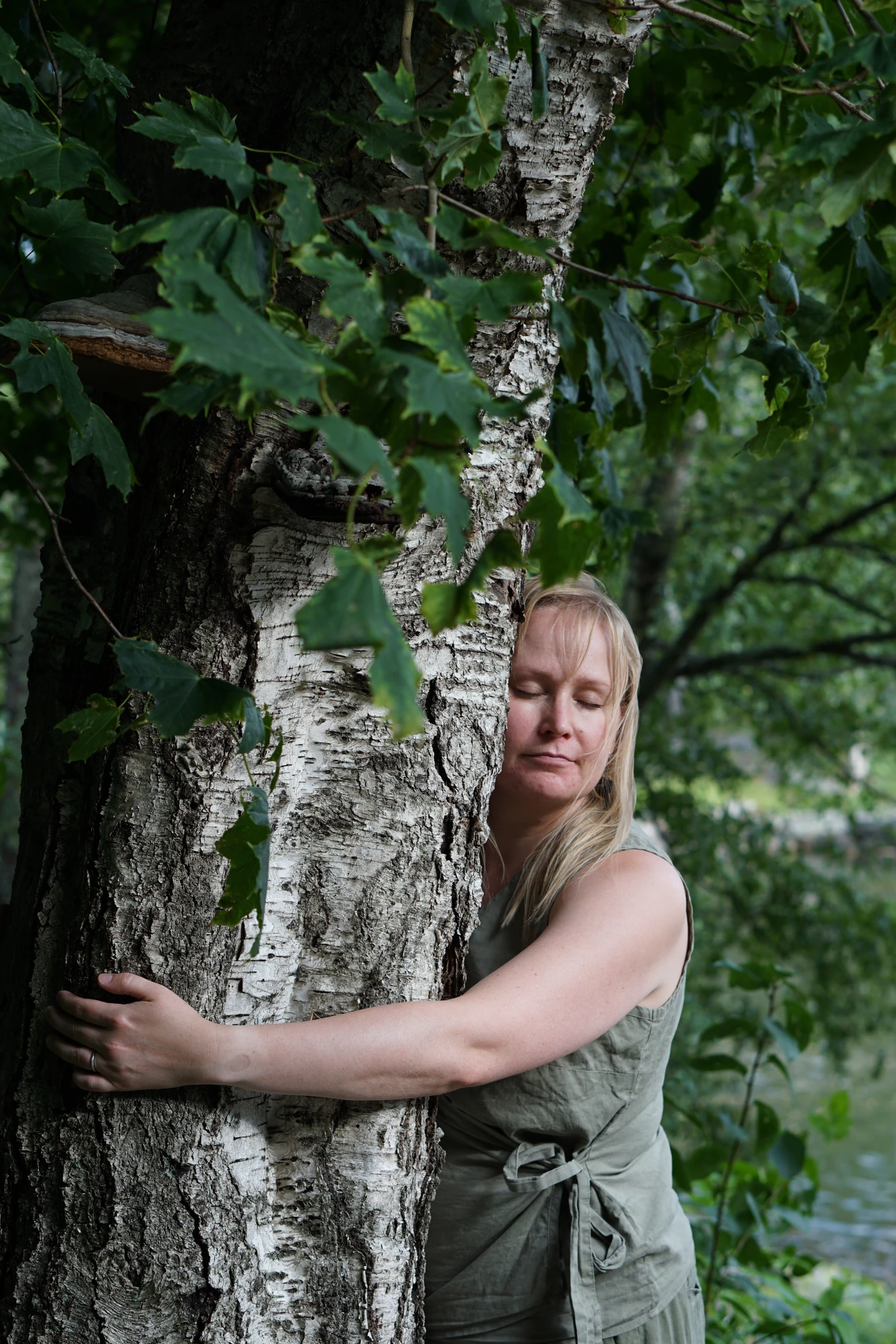 Luontoyhteysharjoitus koivun juurella metsän siimeksessä